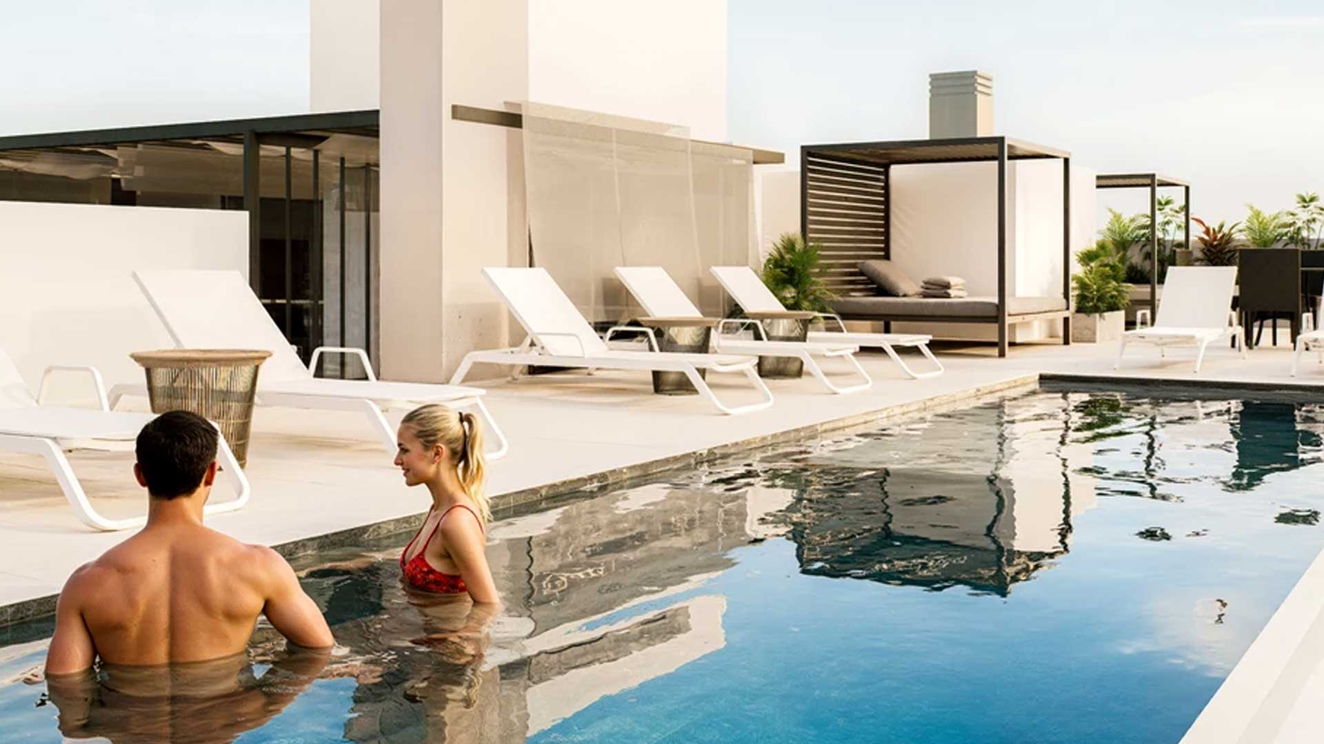 Piscina en terraza con área de descanso